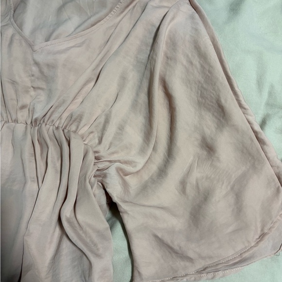 American Eagle Pink Butterfly Short‎ Sleeve Shirt Top with V-neckline Size Small - Picture 10 of 12